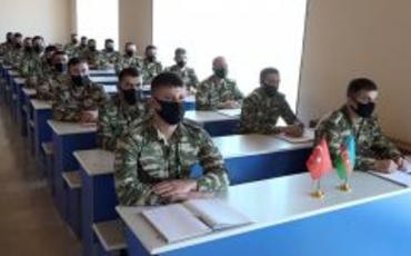 Naxçıvanda keçirilən təlimlərdə iki qardaş ölkənin bölmə komandirləri arasında təcrübə mübadiləsi aparılır