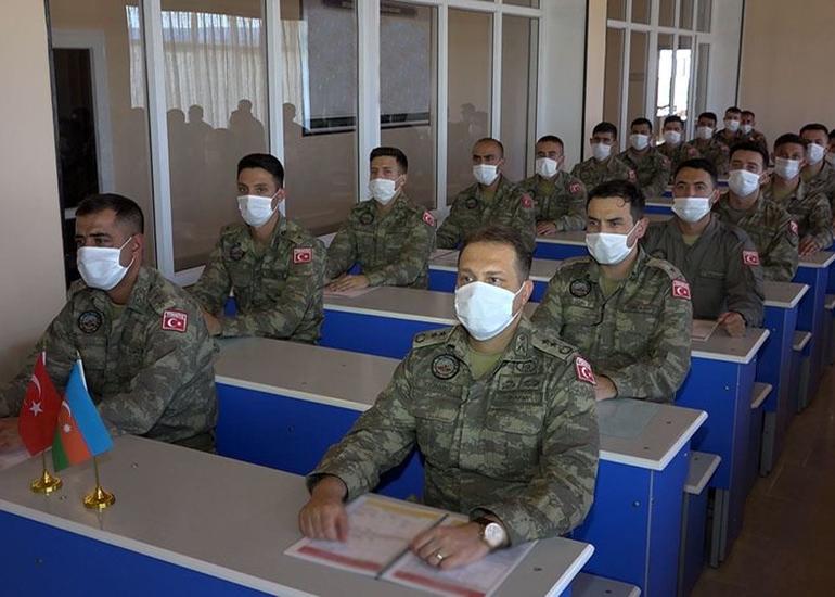 Naxçıvanda keçirilən təlimlərdə iki qardaş ölkənin bölmə komandirləri arasında təcrübə mübadiləsi aparılır