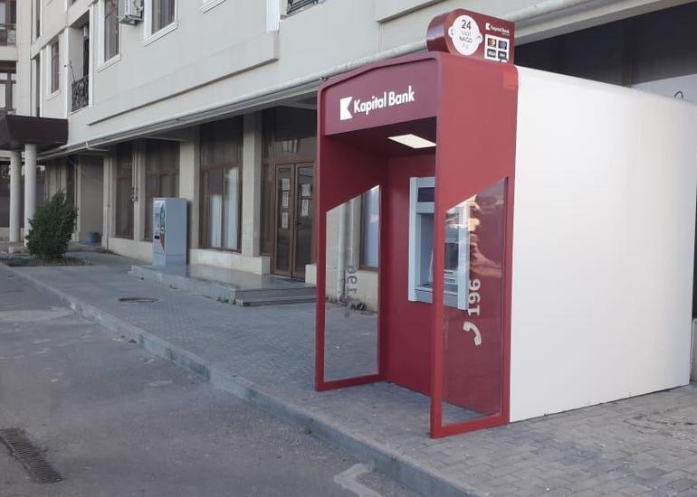 Jurnalistlər binasının qarşısında bankomat quraşdırılıb
