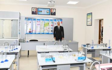 Prezident İlham Əliyev Bakıda orta məktəbin yeni korpusunun açılışında iştirak edib