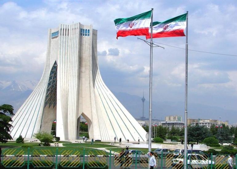 İran kəndlərində çalışan rabitəçilər parlament qarşısında etiraz aksiyası keçirib
