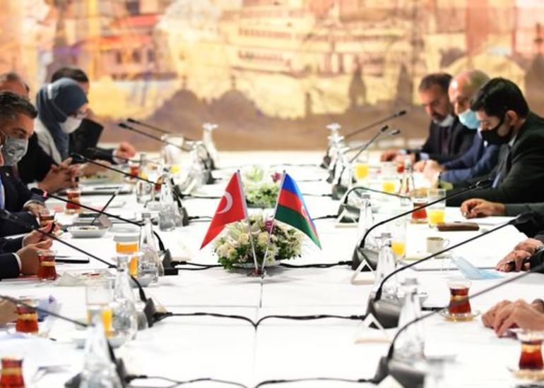 Hikmət Hacıyev Türkiyədə Fəxrəddin Altunla görüşüb