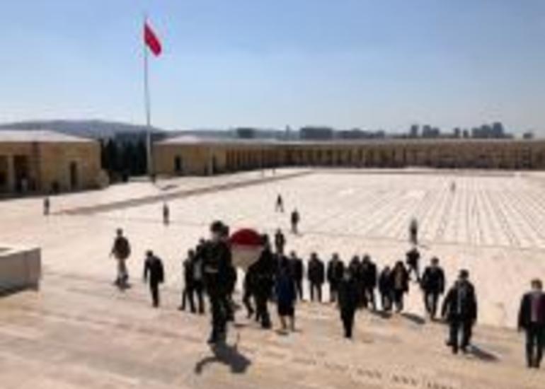 Milli Məclisin nümayəndə heyəti Mustafa Kamal Atatürkün məzarını ziyarət edib