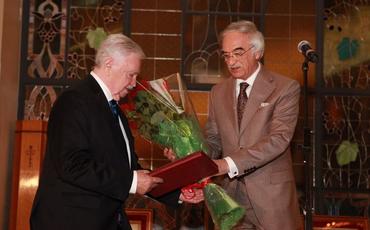 Azərbaycanın "Dostluq" ordeni rusiyalı yazıçı Albert Lixanova təqdim olunub