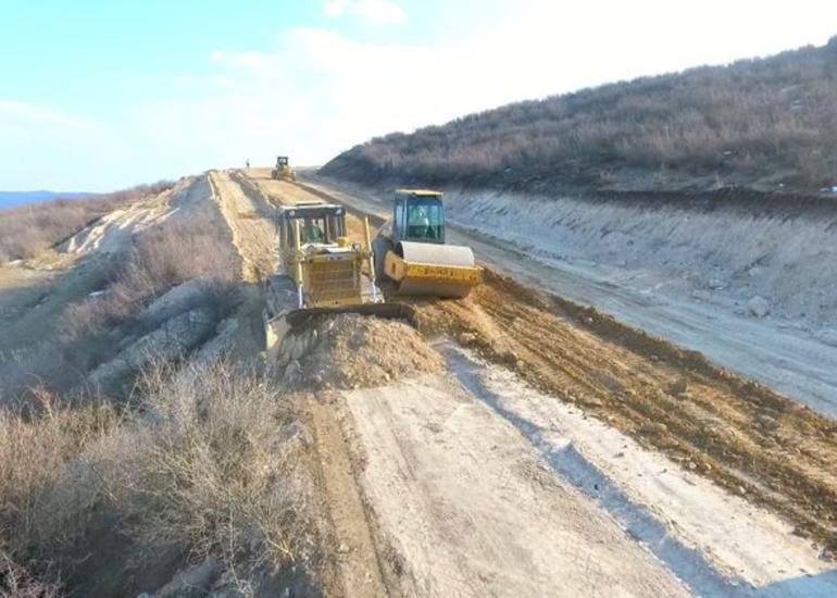 AAYDA 5 yaşayış məntəqəsini birləşdirən 28.1 km yolu yenidən inşa edir