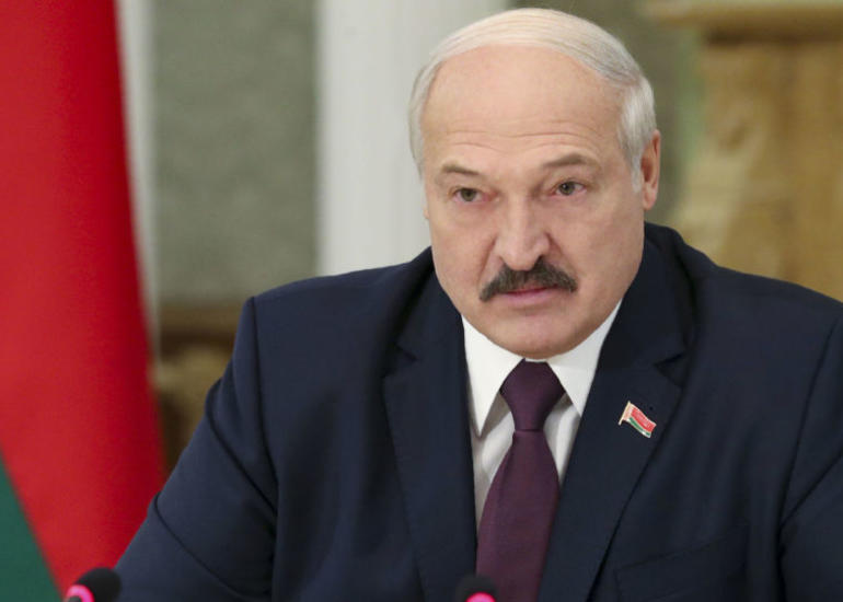 Lukaşenko: “Son hadisələr göstərdi ki, Belarus böyük qardaşı Rusiyadan möhkəm tutmalıdır”
