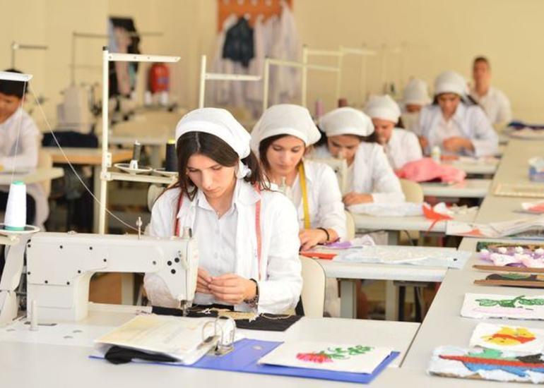 Peşə təhsilini seçən qadınların sayı artıb