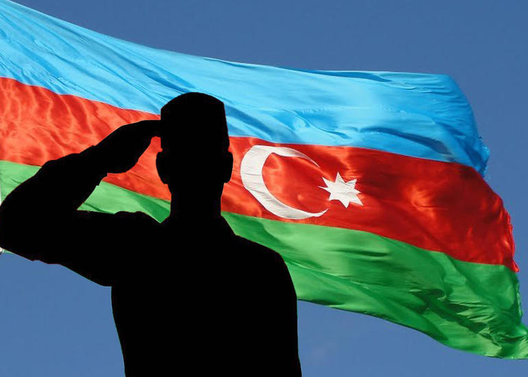 Qəhrəman əsgərimiz Azərbaycan bayrağını Şuşamıza aparır!