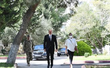 Prezident İlham Əliyev və Mehriban Əliyeva yaralı hərbçilərlə görüşüblər