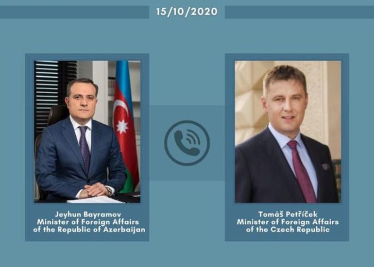 Ceyhun Bayramov çex həmkarını Ermənistanının humanitar atəşkəsi pozması ilə bağlı məlumatlandırıb