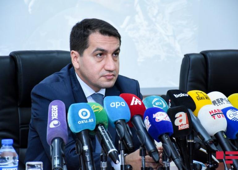 Hikmət Hacıyev: “Paşinyan Səddam Hüseynin mülki şəxslərə qarşı istifadə etdiyi taktikanı təkrarlayır”