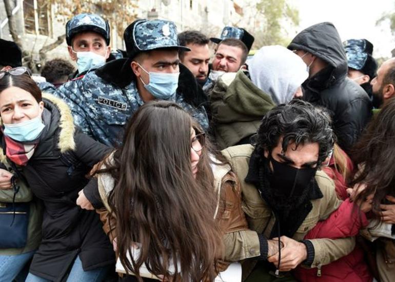 Ermənistanda etiraz aksiyaları davam edir, onlarla insan saxlanılıb