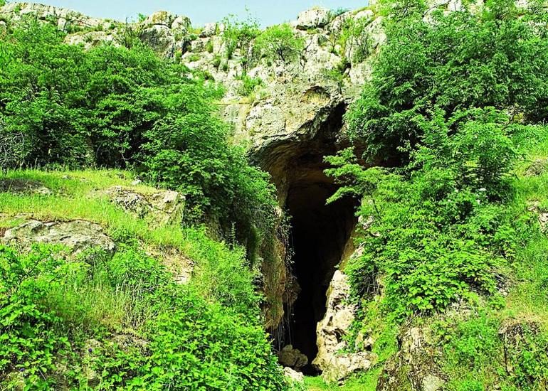 Azıx mağarasına aid arxeoloji tapıntılar Bakıya gətirildi