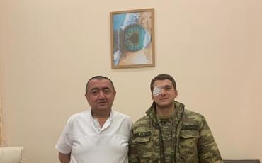 İki gözünü itirmiş əsgər yenidən cəbhəyə qayıtmaq istəyirdi - Həkim