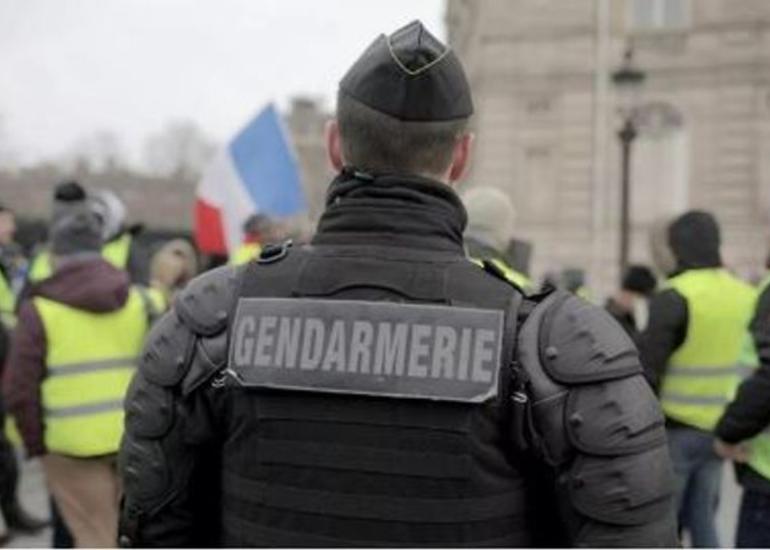 Fransada silahlı kişi hücum edərək polis əməkdaşlarını yaralayıb
