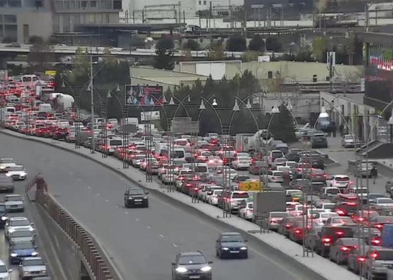 BNA: Paytaxt yollarında sıxlıq müşahidə olunur, avtobusların hərəkətində çətinlik yaranıb