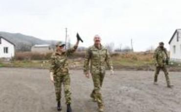 Prezident İlham Əliyev Qubadlının Xanlıq kəndində əsgərlərlə görüşüb