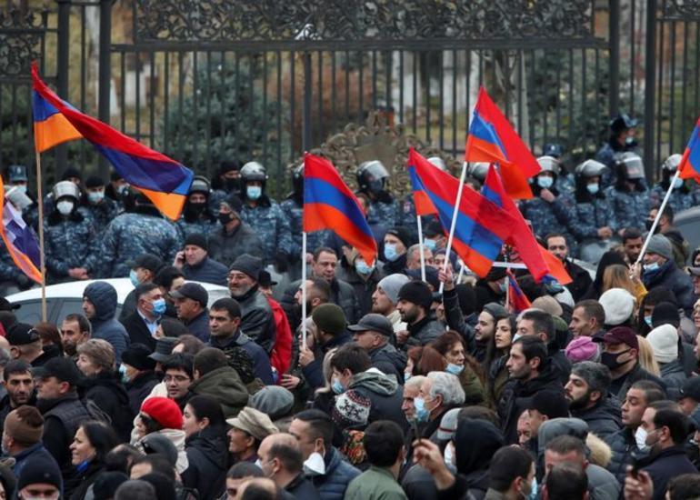 Ermənistan parlamentinin binası qarşısında etiraz aksiyası keçirilir