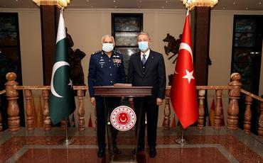 Hulusi Akar Pakistan HHQ-nin komandanı ilə görüşüb