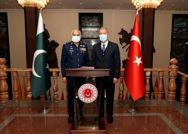 Hulusi Akar Pakistan HHQ-nin komandanı ilə görüşüb