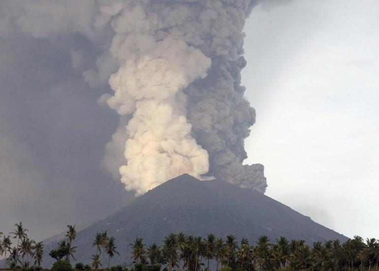 İndoneziyanın ən fəal vulkanı püskürməyə başlayıb