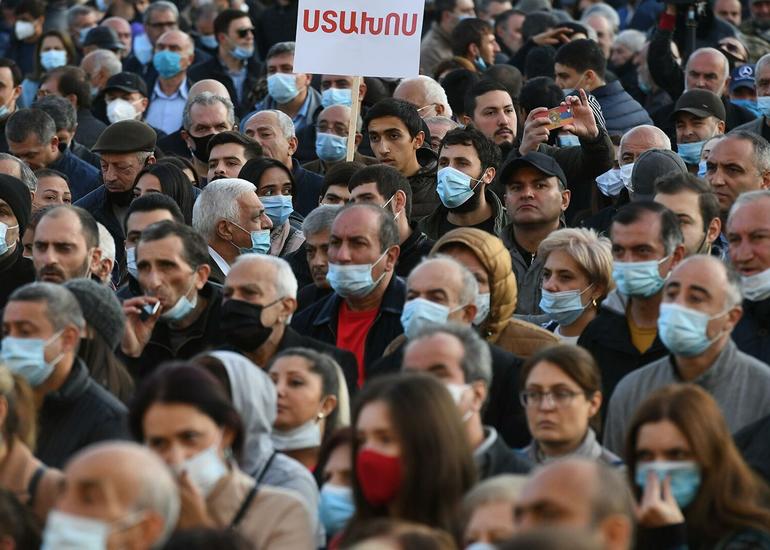 Yerevanda mitinq: Hökumətin istefası tələb edilir