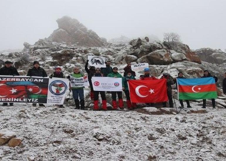Türkiyə alpinistləri Xocalı qurbanlarını Haçadağda yad ediblər