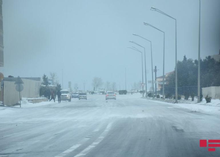 Bakıda hava şəraiti ilə əlaqədar 71 nəfər yıxılaraq xəsarət alıb