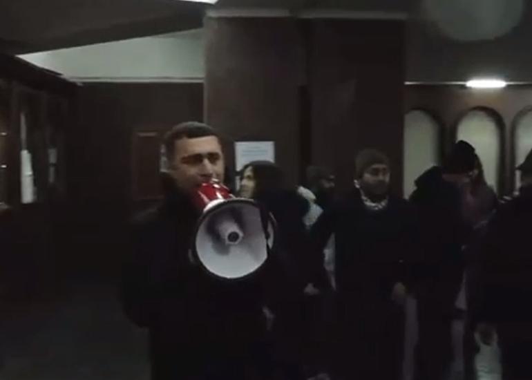 Yerevanda bir qrup etirazçı hökumət binasına daxil oldu