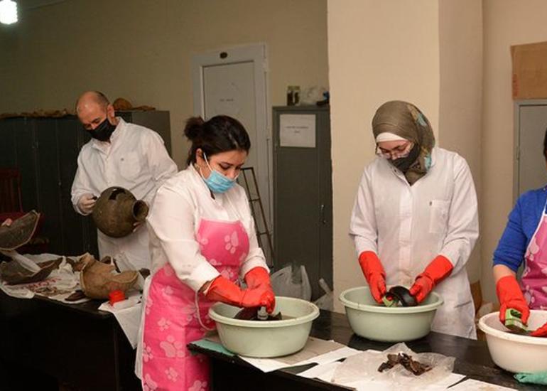 Çovdar nekropolundan olan tapıntılar üzərində kameral tədqiqatlar davam edir