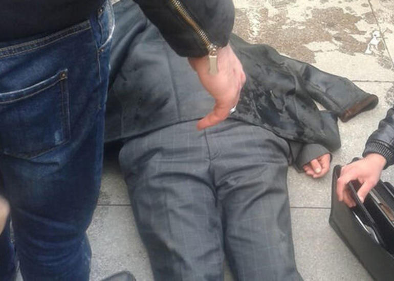 Azərbaycanda kişi küçənin ortasında yıxılaraq öldü