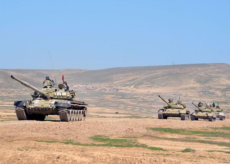 Tank bölmələrinin intensiv döyüş hazırlığı məşğələləri keçirilir - VİDEO