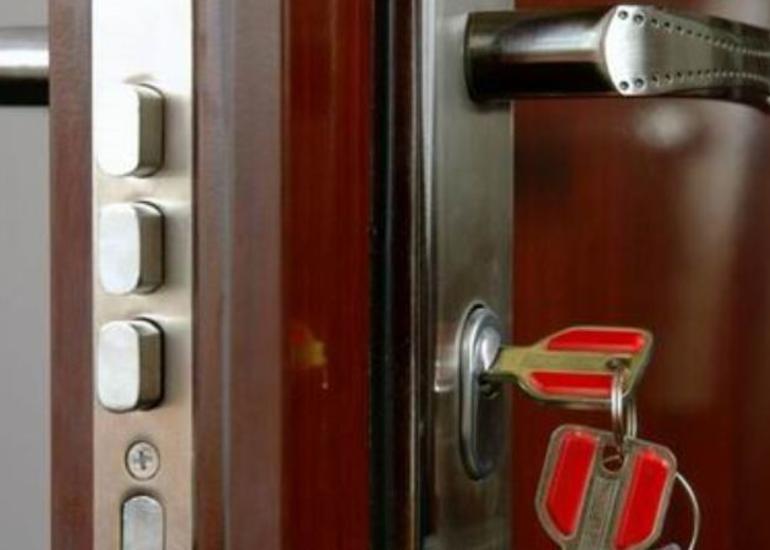 Bakıda azyaşlı qapı arxasında qalıb