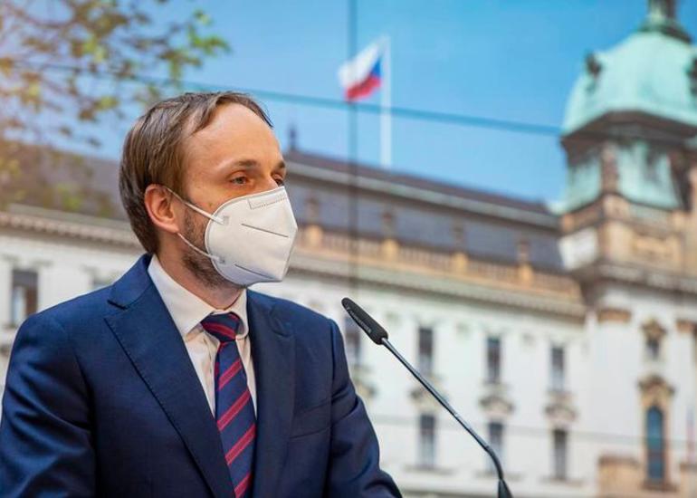 Çexiya Rusiya səfirliyinin 63 əməkdaşını ölkədən çıxaracaq