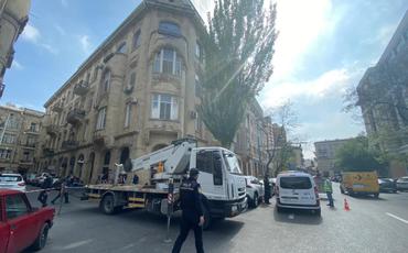 Bakıda tarixi binanın üzərində olan qanunsuz tikili sökülür