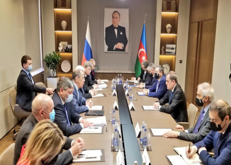 Ceyhun Bayramov və Lavrov arasında geniş tərkibli görüş keçirilir
