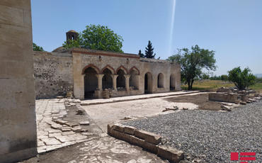 Jurnalistlər Ağdamda ermənilər tərəfindən dağıdılmış “İmarət” kompleksinə baş çəkib - FOTO