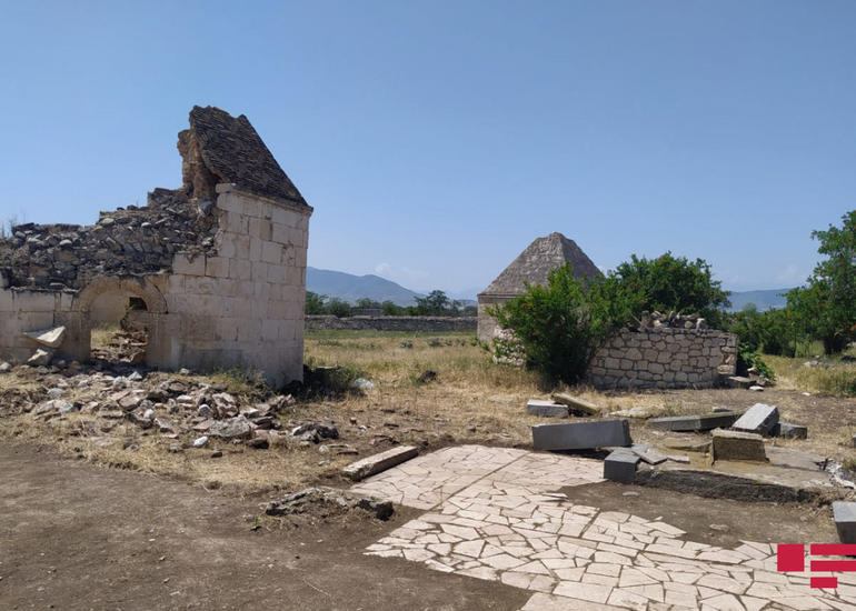 Jurnalistlər Ağdamda ermənilər tərəfindən dağıdılmış “İmarət” kompleksinə baş çəkib - FOTO