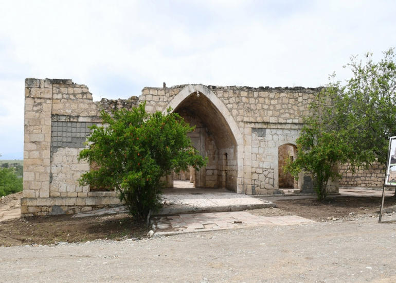 Jurnalistlər Ağdamda erməni vandallığına məruz qalmış Qiyaslı məscidinə baş çəkib