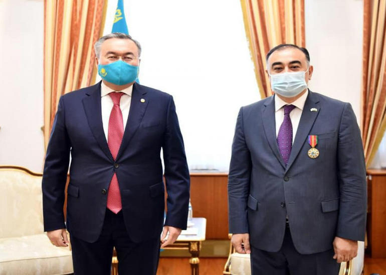 Qazaxıstan Prezidenti Azərbaycan səfirini “Dostluq” ordeni ilə təltif edib