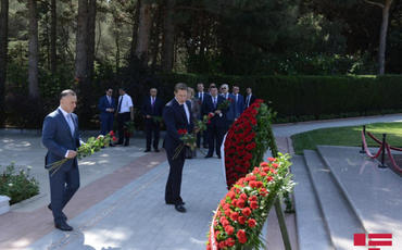 Rusiyanın səhiyyə naziri Heydər Əliyevin məzarını və Şəhidlər xiyabanını ziyarət edib - FOTO