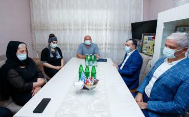 Prezident şəhid jurnalistlərin ailələrinə ev verdi