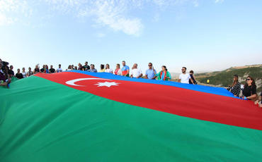 Diaspor nümayəndələri Cıdır düzündə Azərbaycan bayrağını dalğalandırıblar