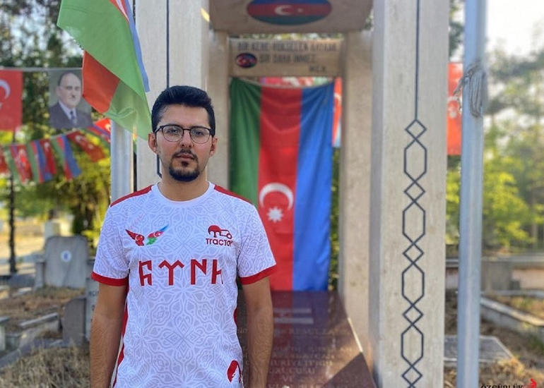 Güneyli veloyürüşçü Rəsulzadənin məzarını ziyarət edib
