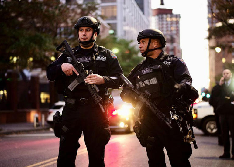 ABŞ-da iki polis əməkdaşı güllələnib, biri ölüb, digəri ağır vəziyyətdədir