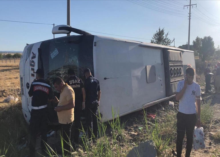Türkiyədə avtobus aşıb, 33 nəfər xəsarət alıb