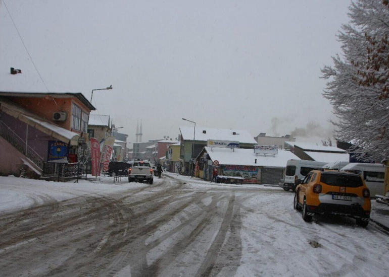 Türkiyənin Muşun Varto rayonuna qar yağıb, yollar bağlanıb