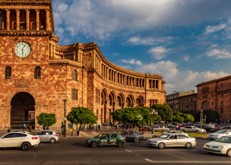 Ermənistan parlamentində insident baş verib, mühafizə qadın deputatı iclas zalından zorla çıxarıb