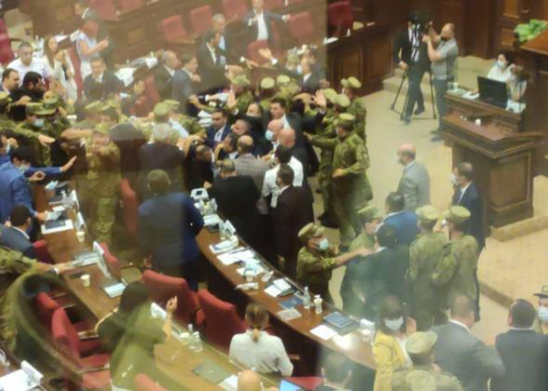 Ermənistan parlamentində dava: Deputatlar bir-birlərinə şüşə atdı