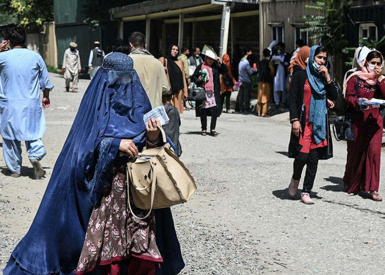 "Taliban" rəsmisi: "Döyüşçülərimizə qadınlarla davranış qaydaları öyrədilməyib"